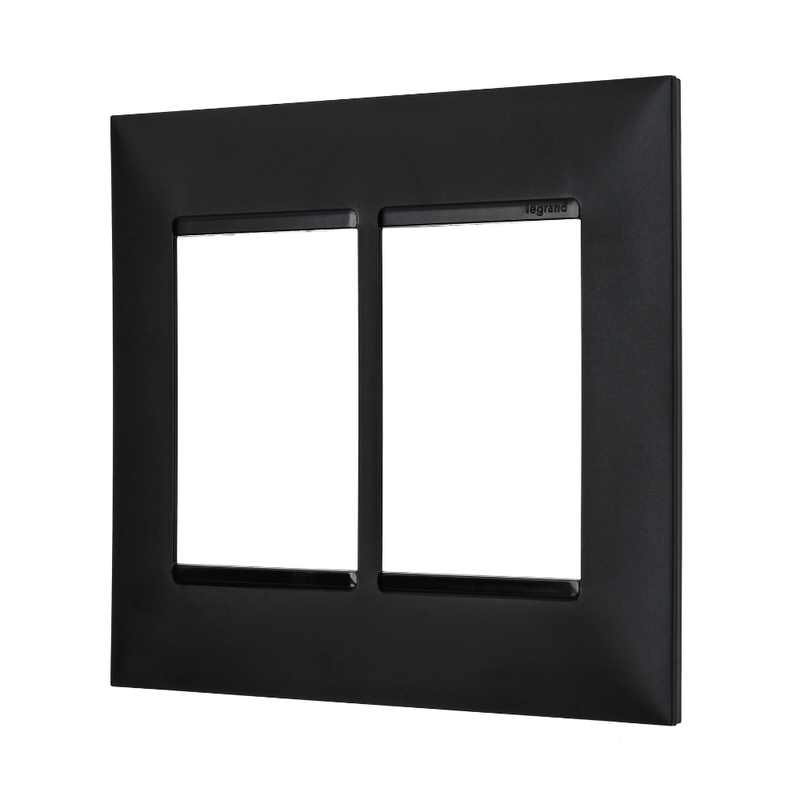 Placa_Plus_33_Postos_4x4_Preto_Legrand_102456303png